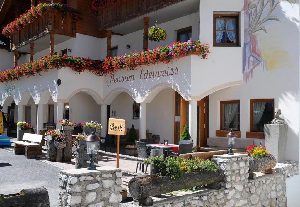 Pensione Edelweiss San Cassiano  Exteriör bild