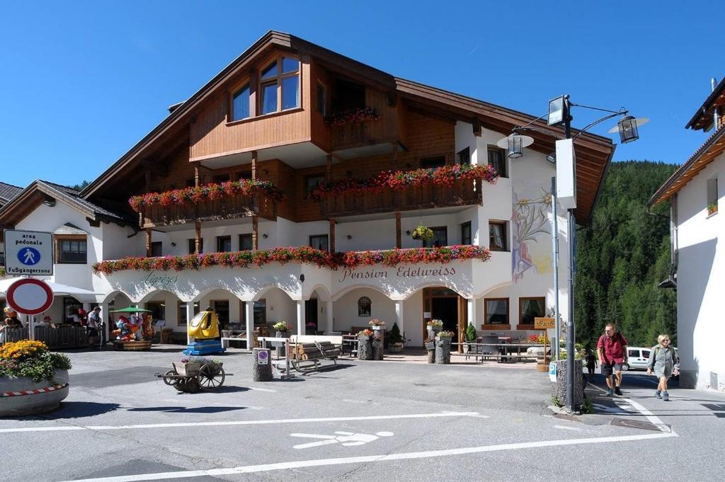 Pensione Edelweiss San Cassiano  Exteriör bild