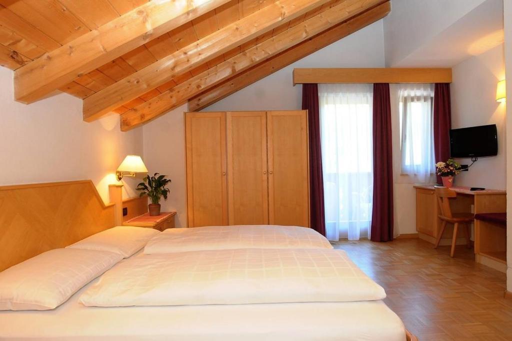 Pensione Edelweiss San Cassiano  Exteriör bild